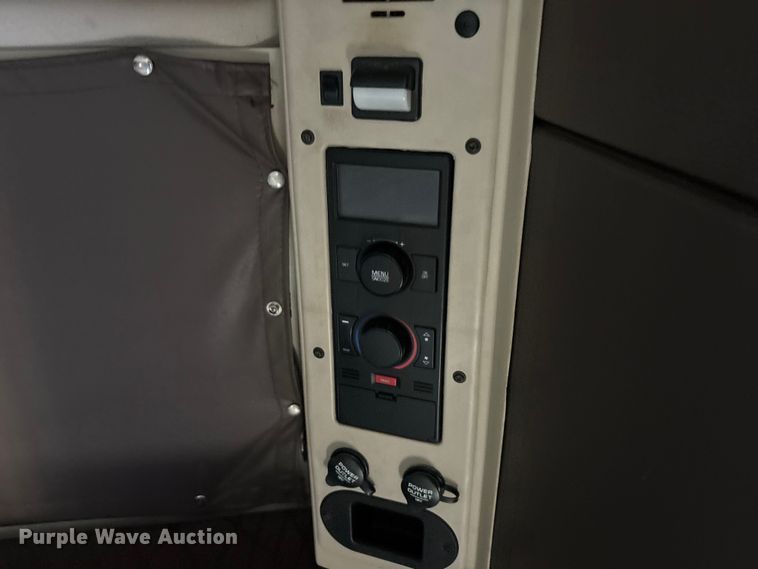 image for item EU5701 2013 Volvo VNL semi truck