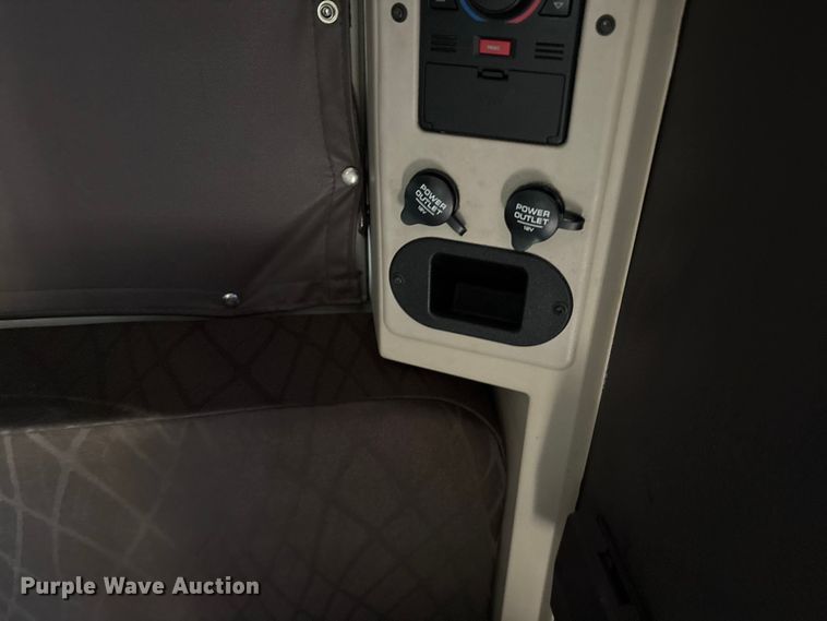 image for item EU5701 2013 Volvo VNL semi truck