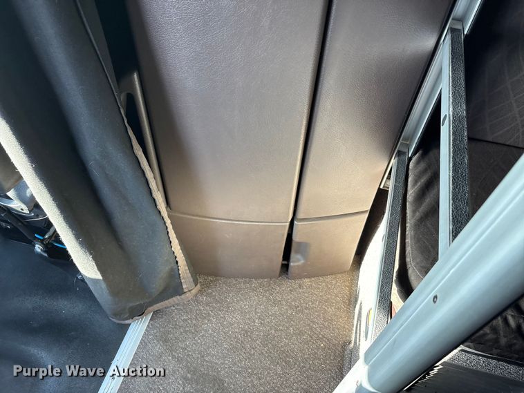 image for item EU5701 2013 Volvo VNL semi truck