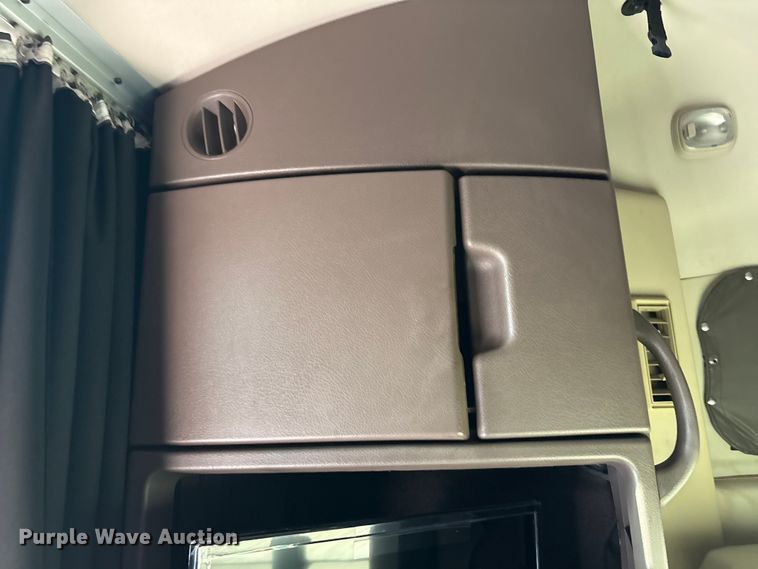 image for item EU5701 2013 Volvo VNL semi truck