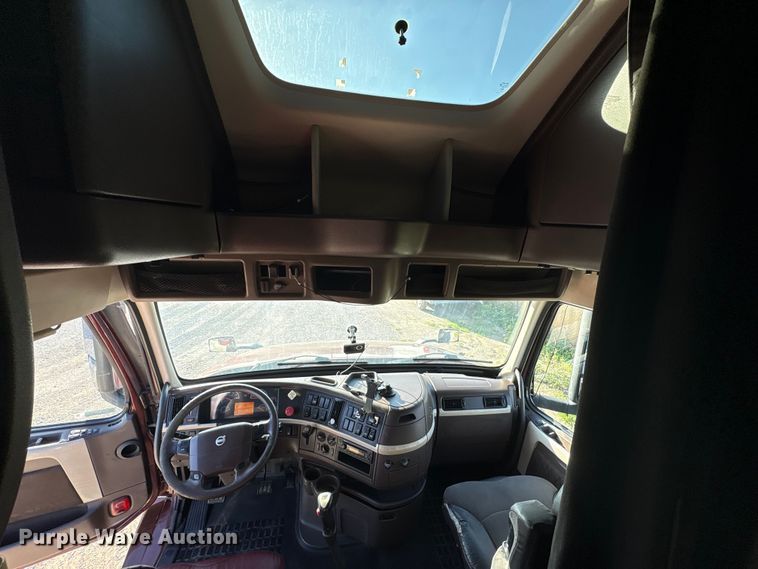 image for item EU5701 2013 Volvo VNL semi truck