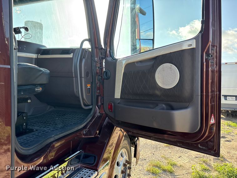 image for item EU5701 2013 Volvo VNL semi truck