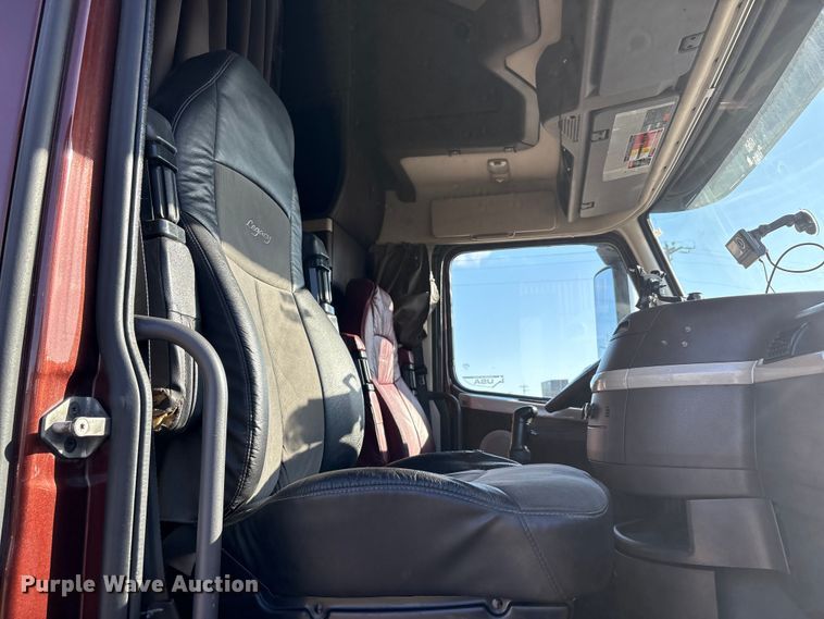 image for item EU5701 2013 Volvo VNL semi truck