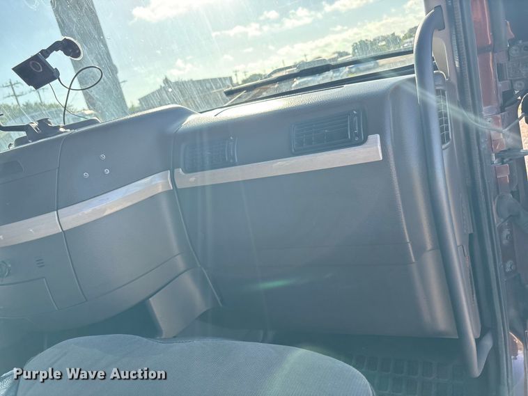 image for item EU5701 2013 Volvo VNL semi truck