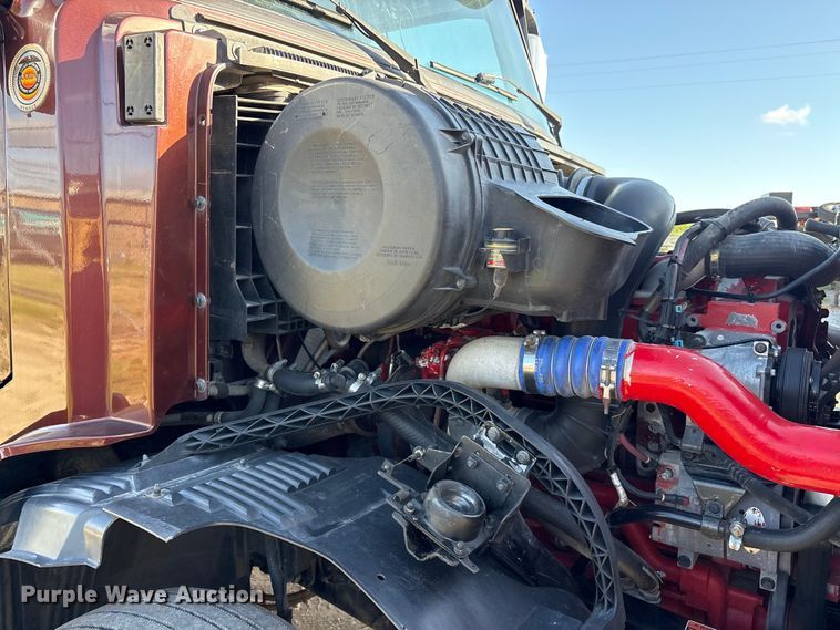 image for item EU5701 2013 Volvo VNL semi truck