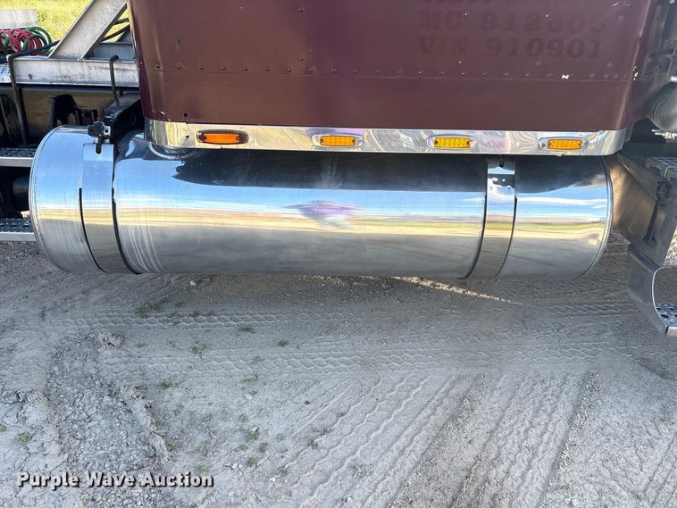 image for item EU5702 1998 Freightliner FLD semi truck