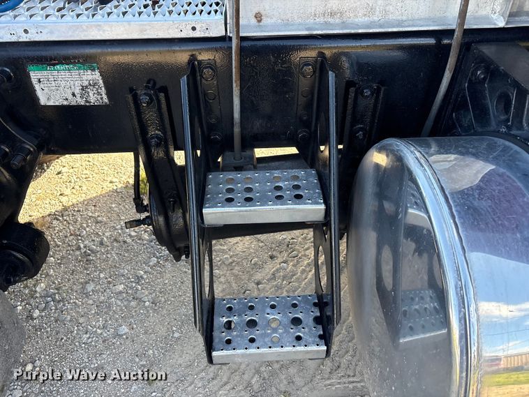 image for item EU5702 1998 Freightliner FLD semi truck