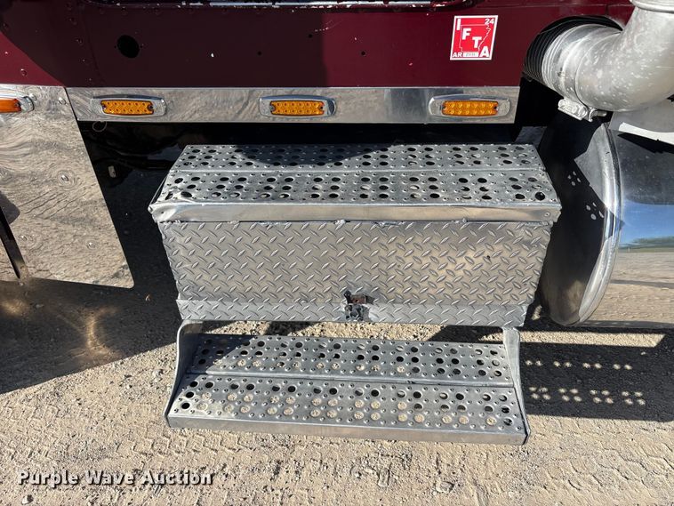 image for item EU5702 1998 Freightliner FLD semi truck