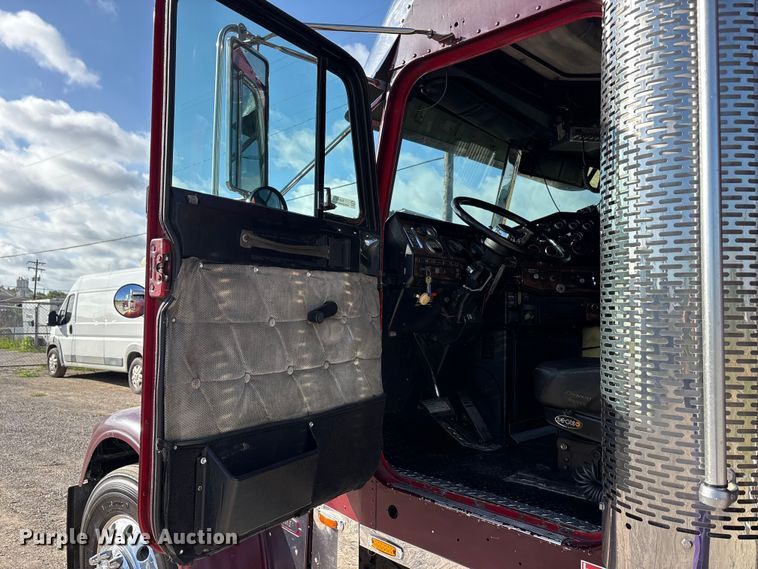 image for item EU5702 1998 Freightliner FLD semi truck