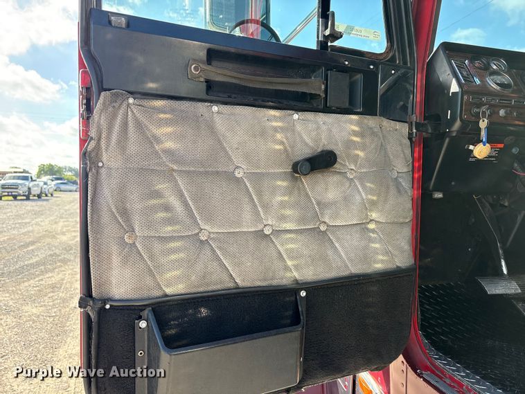 image for item EU5702 1998 Freightliner FLD semi truck