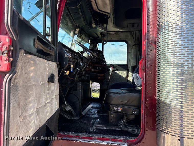 image for item EU5702 1998 Freightliner FLD semi truck