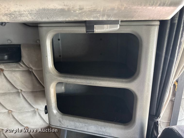 image for item EU5702 1998 Freightliner FLD semi truck