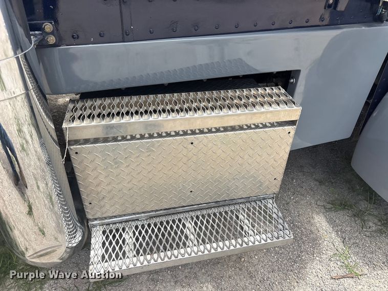 image for item EU5705 1985 Peterbilt 359 semi truck