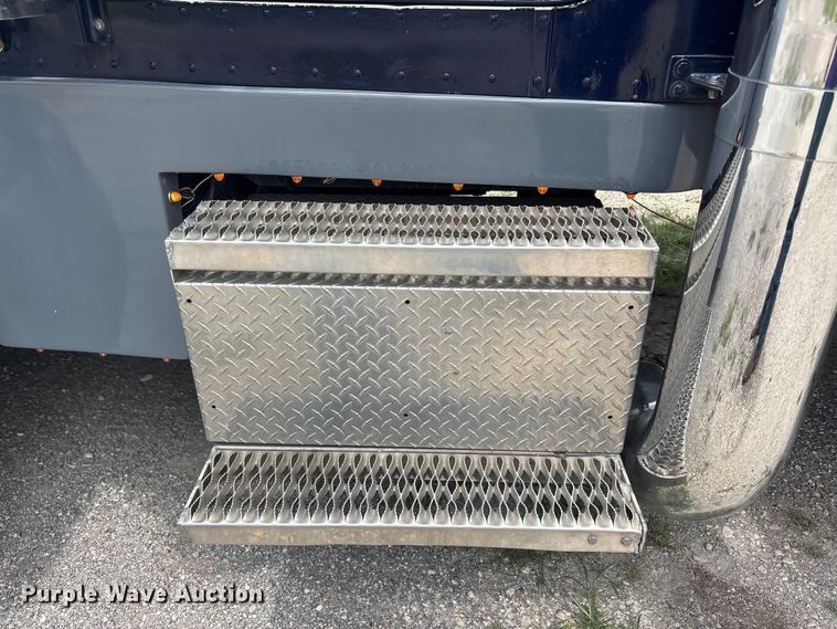image for item EU5705 1985 Peterbilt 359 semi truck