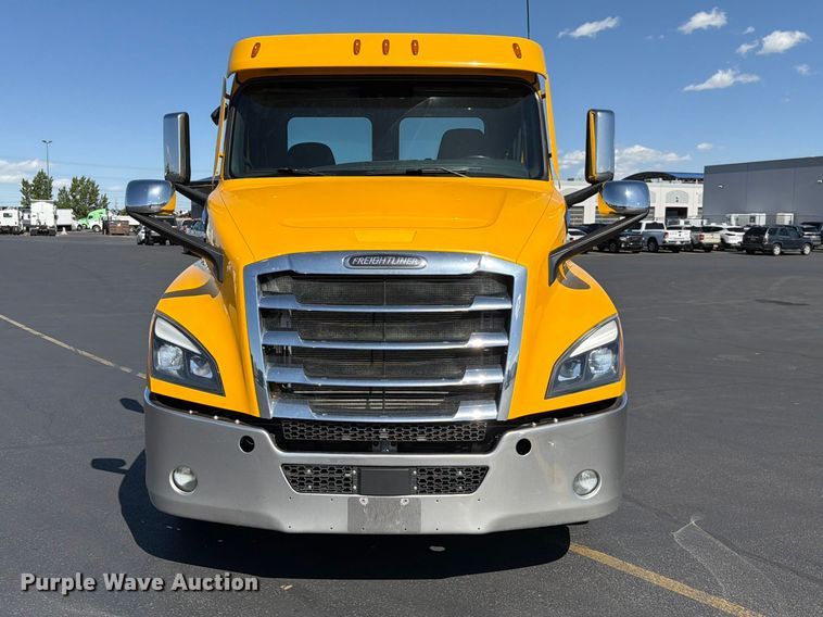 image for item EU8696 2021 Freightliner Cascadia semi truck