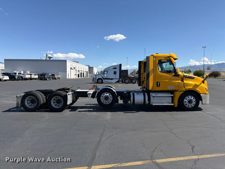 image for item EU8696 2021 Freightliner Cascadia semi truck