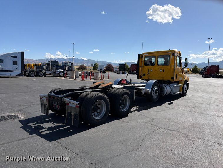image for item EU8696 2021 Freightliner Cascadia semi truck