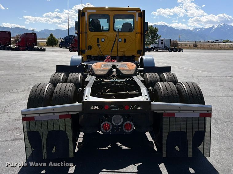 image for item EU8696 2021 Freightliner Cascadia semi truck