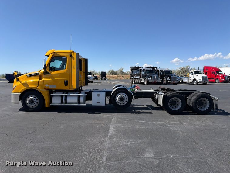 image for item EU8696 2021 Freightliner Cascadia semi truck