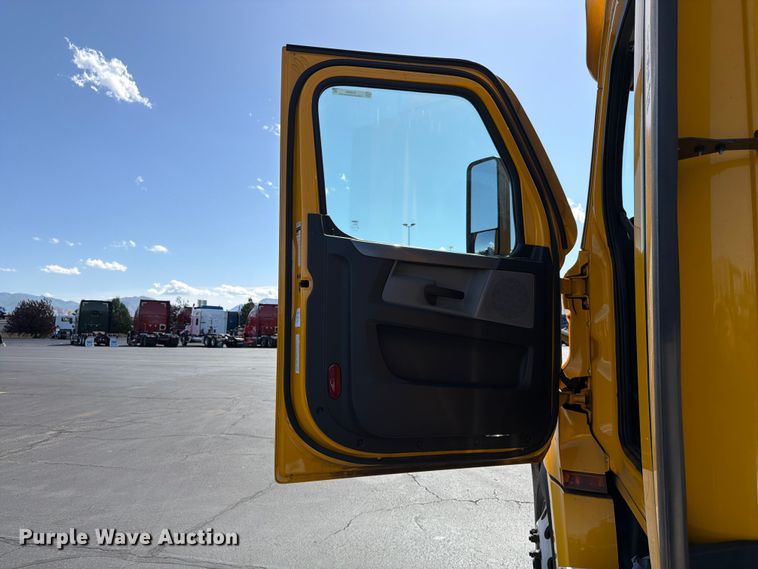 image for item EU8696 2021 Freightliner Cascadia semi truck