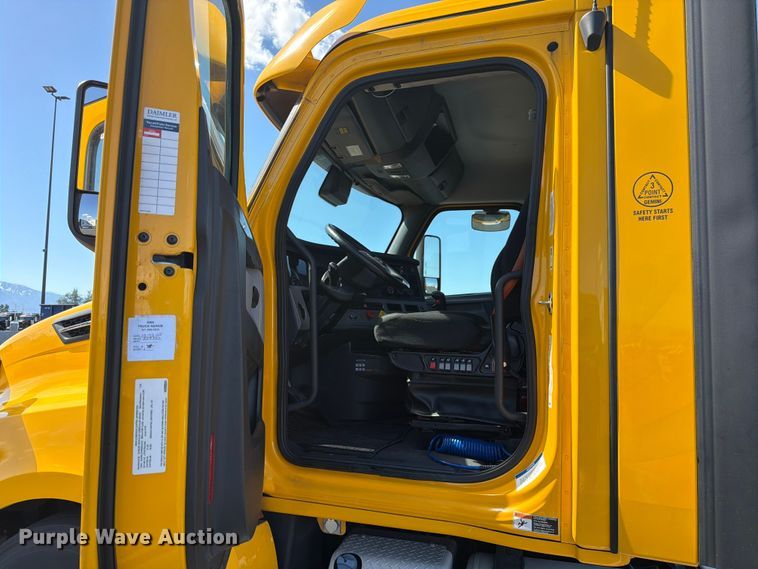 image for item EU8696 2021 Freightliner Cascadia semi truck
