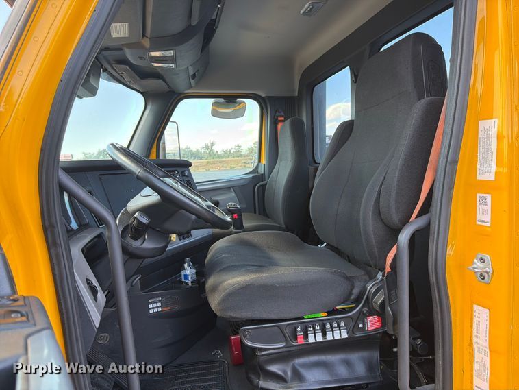 image for item EU8696 2021 Freightliner Cascadia semi truck