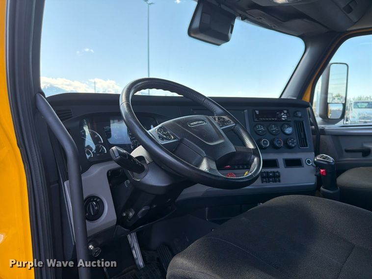 image for item EU8696 2021 Freightliner Cascadia semi truck