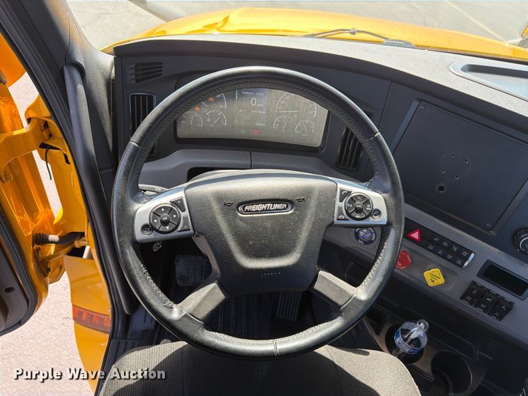 image for item EU8696 2021 Freightliner Cascadia semi truck