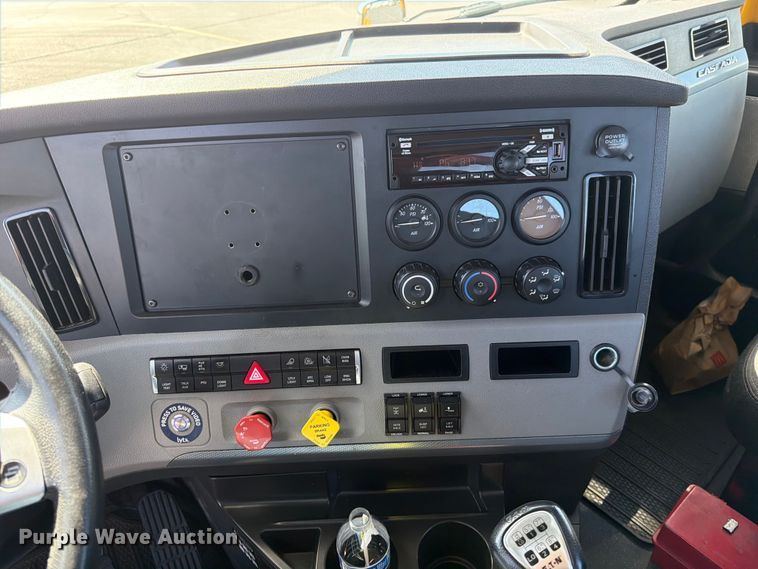 image for item EU8696 2021 Freightliner Cascadia semi truck