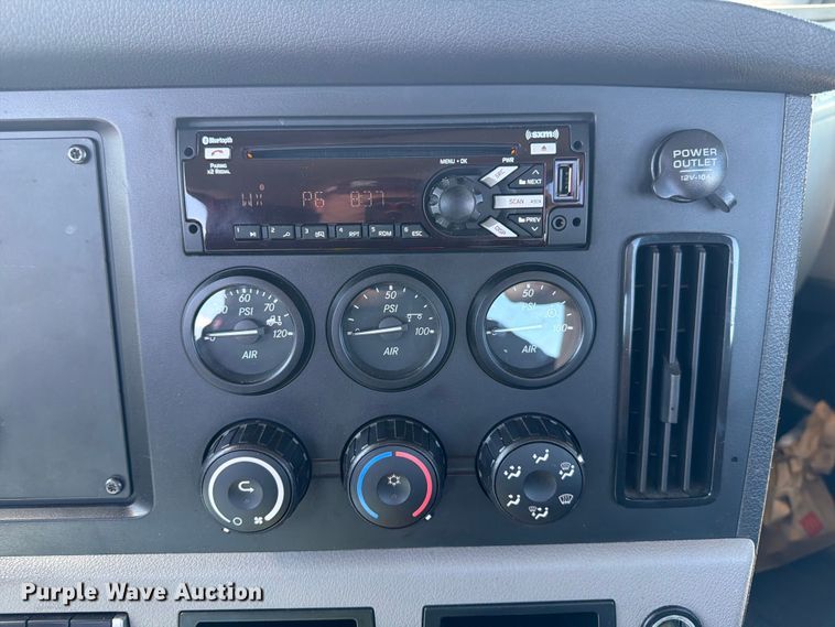 image for item EU8696 2021 Freightliner Cascadia semi truck