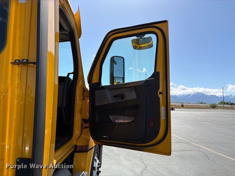 image for item EU8696 2021 Freightliner Cascadia semi truck