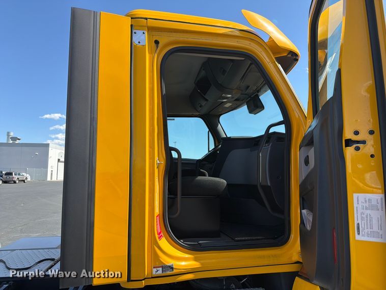 image for item EU8696 2021 Freightliner Cascadia semi truck