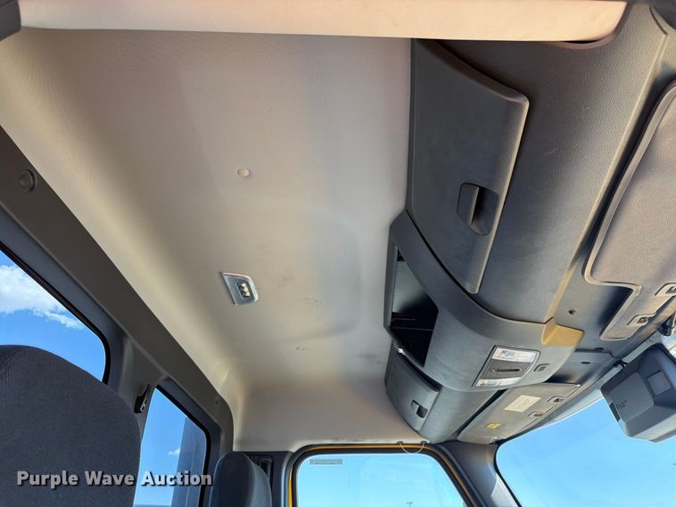 image for item EU8696 2021 Freightliner Cascadia semi truck