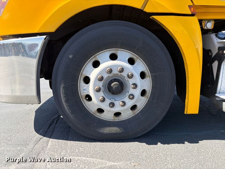 image for item EU8696 2021 Freightliner Cascadia semi truck