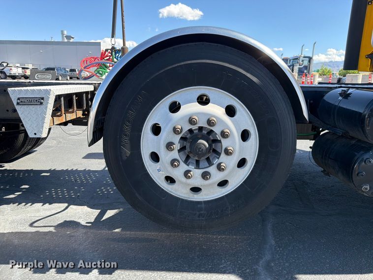 image for item EU8696 2021 Freightliner Cascadia semi truck
