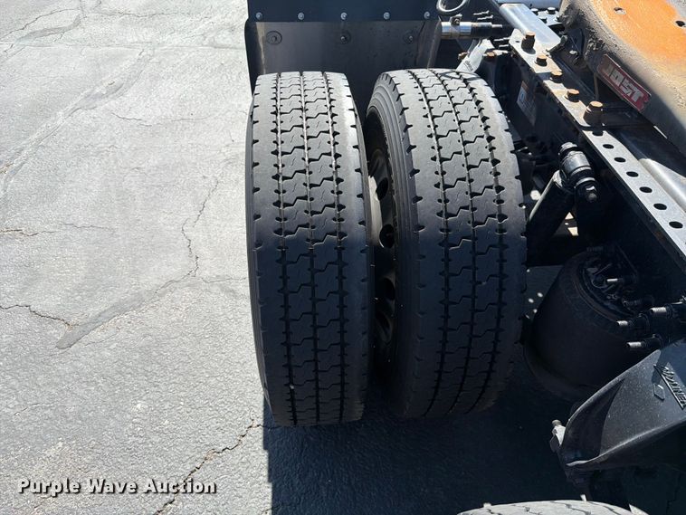 image for item EU8696 2021 Freightliner Cascadia semi truck