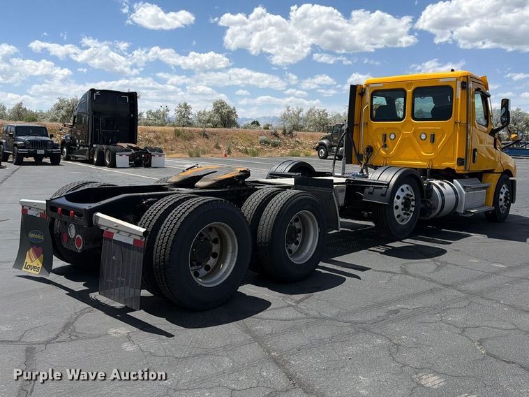 image for item EU8697 2021 Freightliner Cascadia 126 semi truck