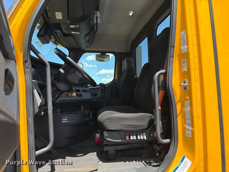image for item EU8697 2021 Freightliner Cascadia 126 semi truck