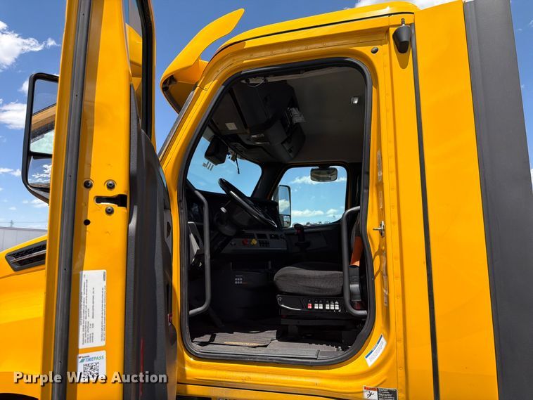 image for item EU8697 2021 Freightliner Cascadia 126 semi truck
