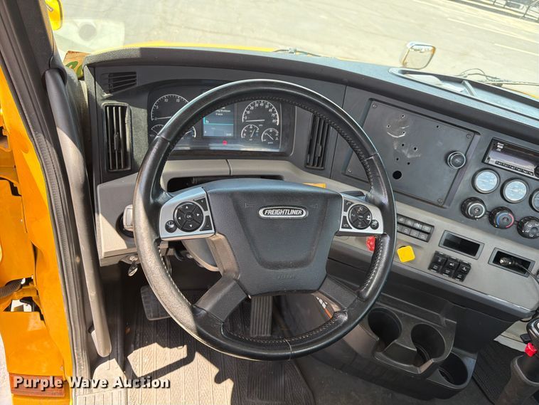 image for item EU8697 2021 Freightliner Cascadia 126 semi truck