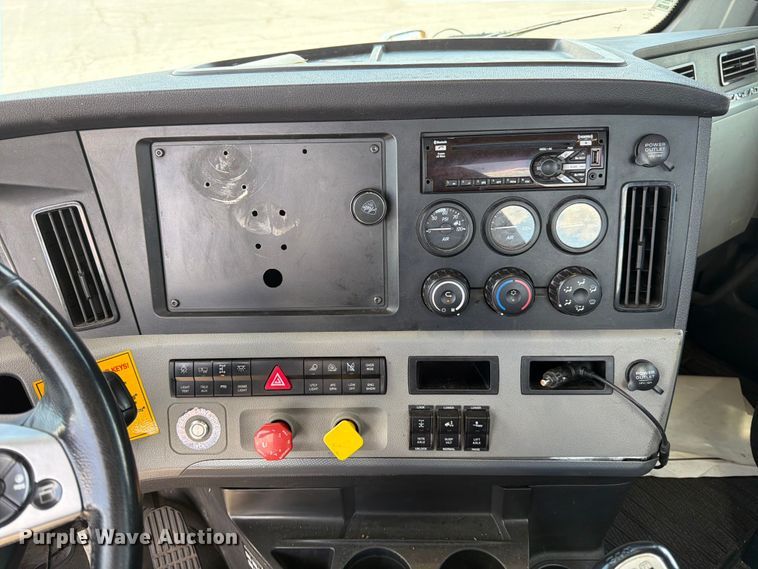 image for item EU8697 2021 Freightliner Cascadia 126 semi truck
