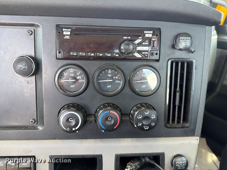 image for item EU8697 2021 Freightliner Cascadia 126 semi truck