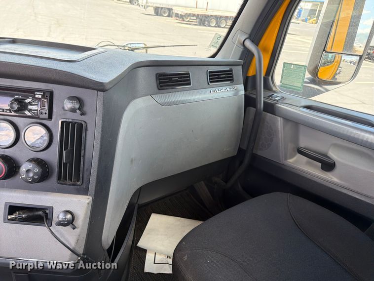 image for item EU8697 2021 Freightliner Cascadia 126 semi truck