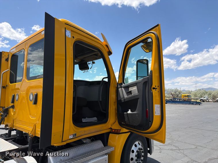 image for item EU8697 2021 Freightliner Cascadia 126 semi truck