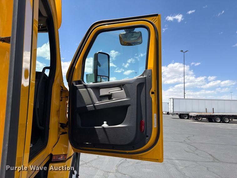 image for item EU8697 2021 Freightliner Cascadia 126 semi truck