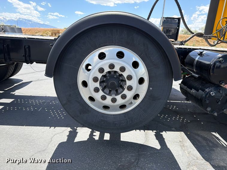 image for item EU8697 2021 Freightliner Cascadia 126 semi truck