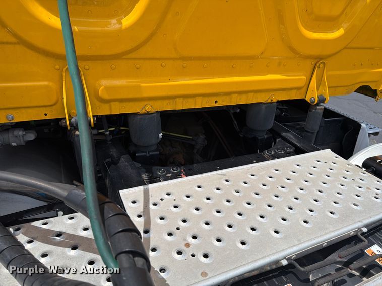 image for item EU8697 2021 Freightliner Cascadia 126 semi truck