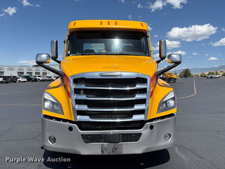 image for item EU8698 2021 Freightliner Cascadia semi truck
