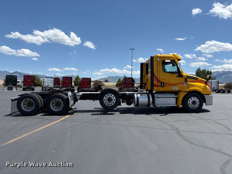 image for item EU8698 2021 Freightliner Cascadia semi truck