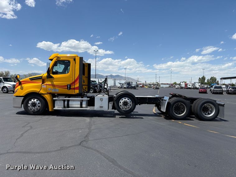 image for item EU8698 2021 Freightliner Cascadia semi truck
